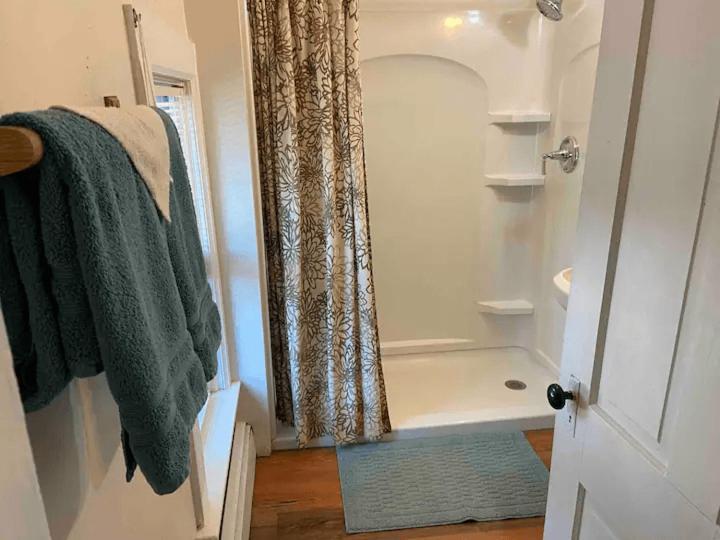 Cozy 3 & 4 Bed Home 2 Blocks To Hospitals & Lambeau Green Bay Bagian luar foto