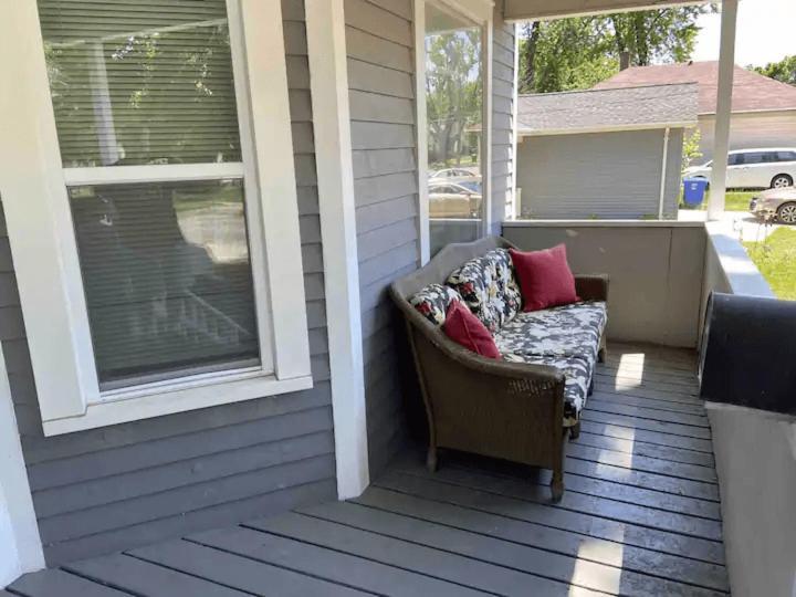 Cozy 3 & 4 Bed Home 2 Blocks To Hospitals & Lambeau Green Bay Bagian luar foto