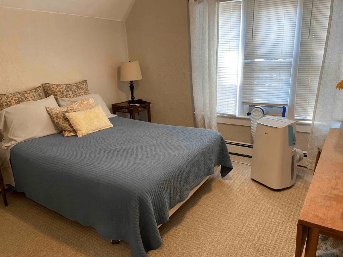 Cozy 3 & 4 Bed Home 2 Blocks To Hospitals & Lambeau Green Bay Bagian luar foto