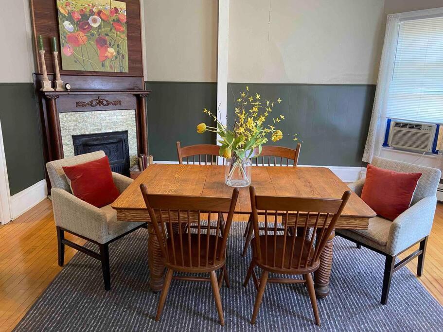 Cozy 3 & 4 Bed Home 2 Blocks To Hospitals & Lambeau Green Bay Bagian luar foto